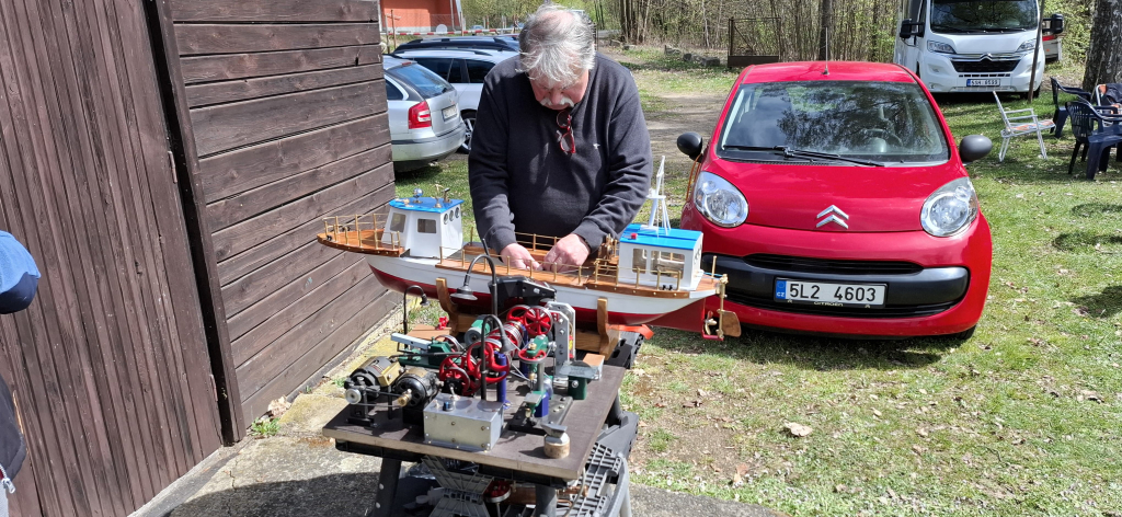 Jarovlav Ostrý s ukázkou funkčních mechanických strojů.jpg